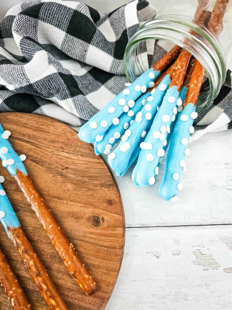 Blue Chocolate Candy Dipped Pretzel Rods Recipe
