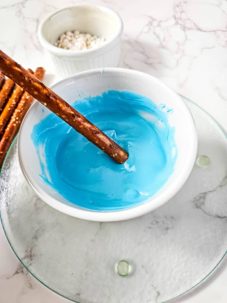 Blue Chocolate Candy Dipped Pretzel Rods Recipe
