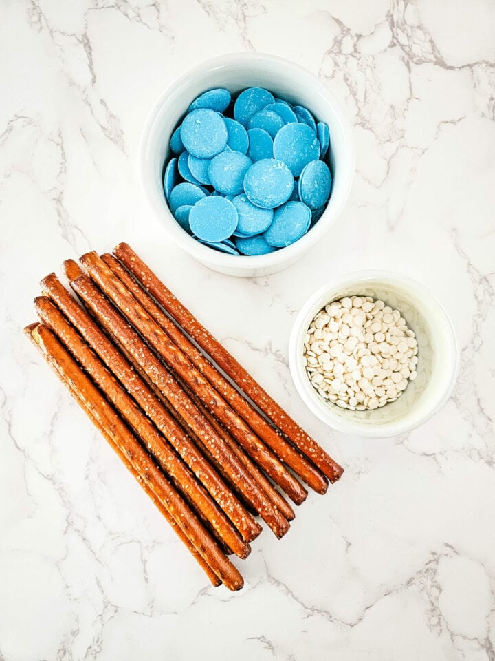 Blue Chocolate Candy Dipped Pretzel Rods Recipe · Artsy Fartsy Life