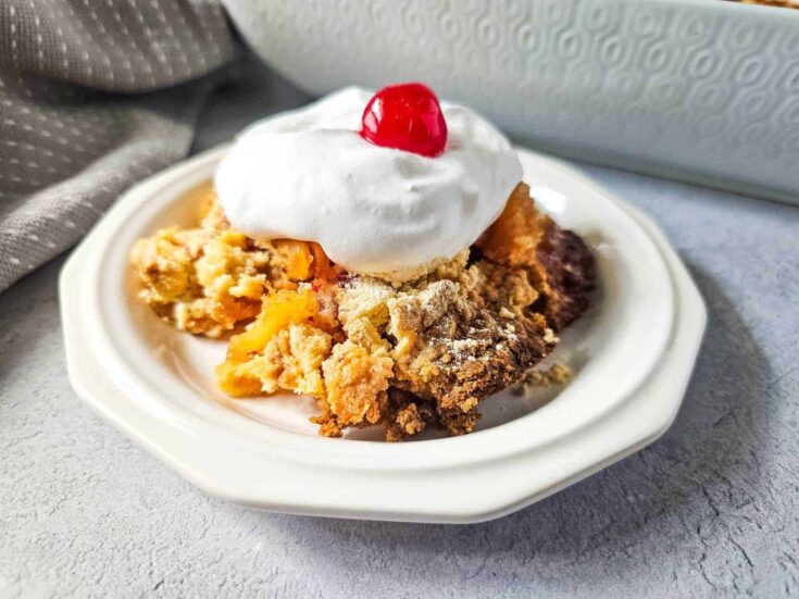 Pineapple Upside Down Dump Cake (Just Like the 1980s – But With Less Drama)