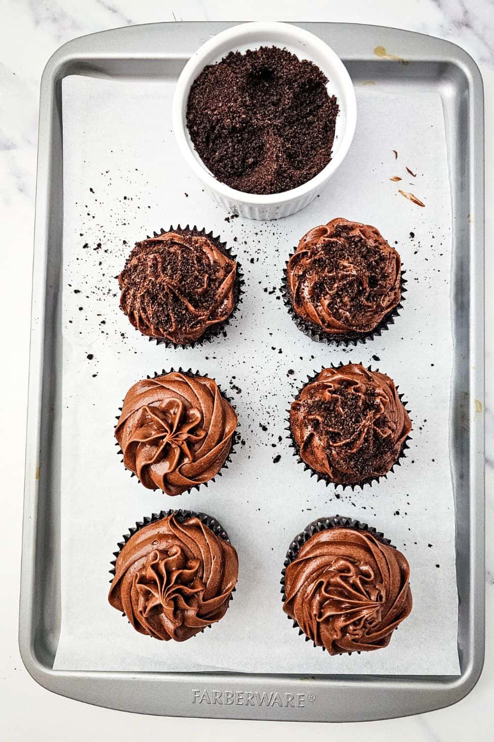 Easy Peasy Worms and Dirt Halloween Cupcakes
