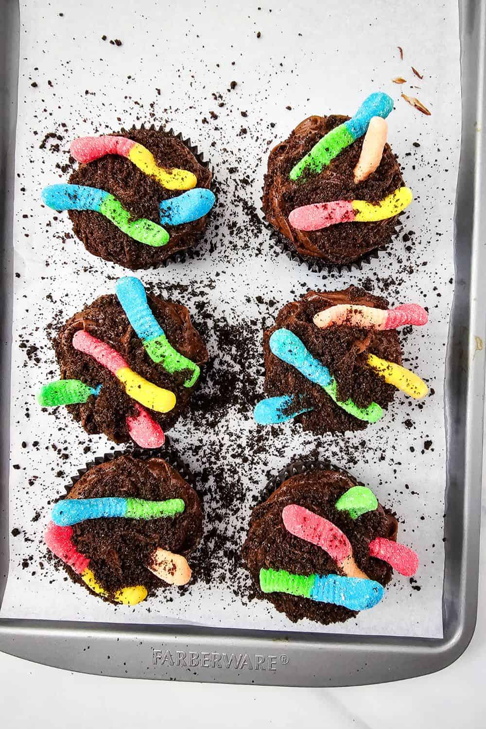 Easy Peasy Worms and Dirt Halloween CupcakesEasy Peasy Worms and Dirt Halloween Cupcakes