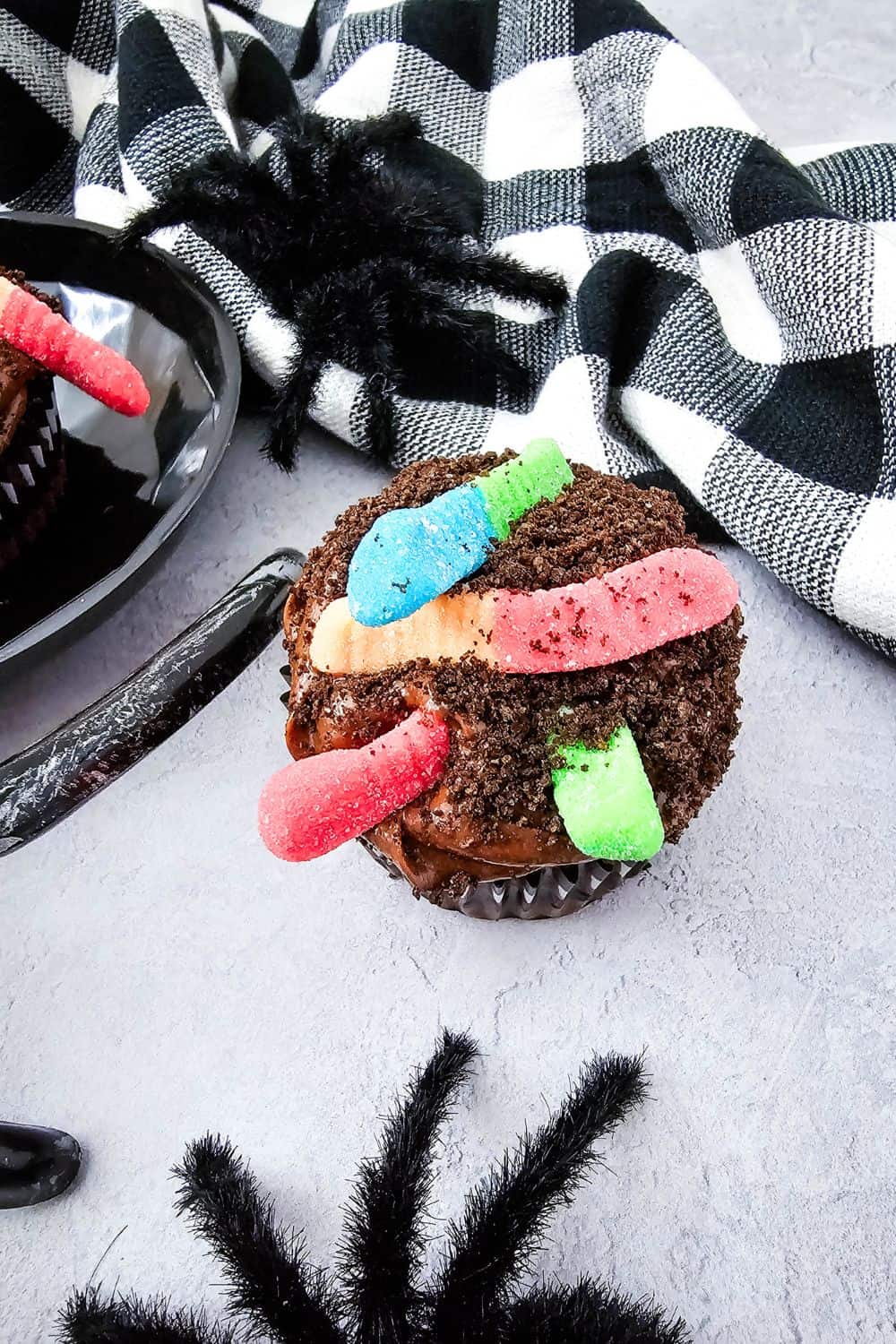 Easy Peasy Worms and Dirt Halloween Cupcakes
