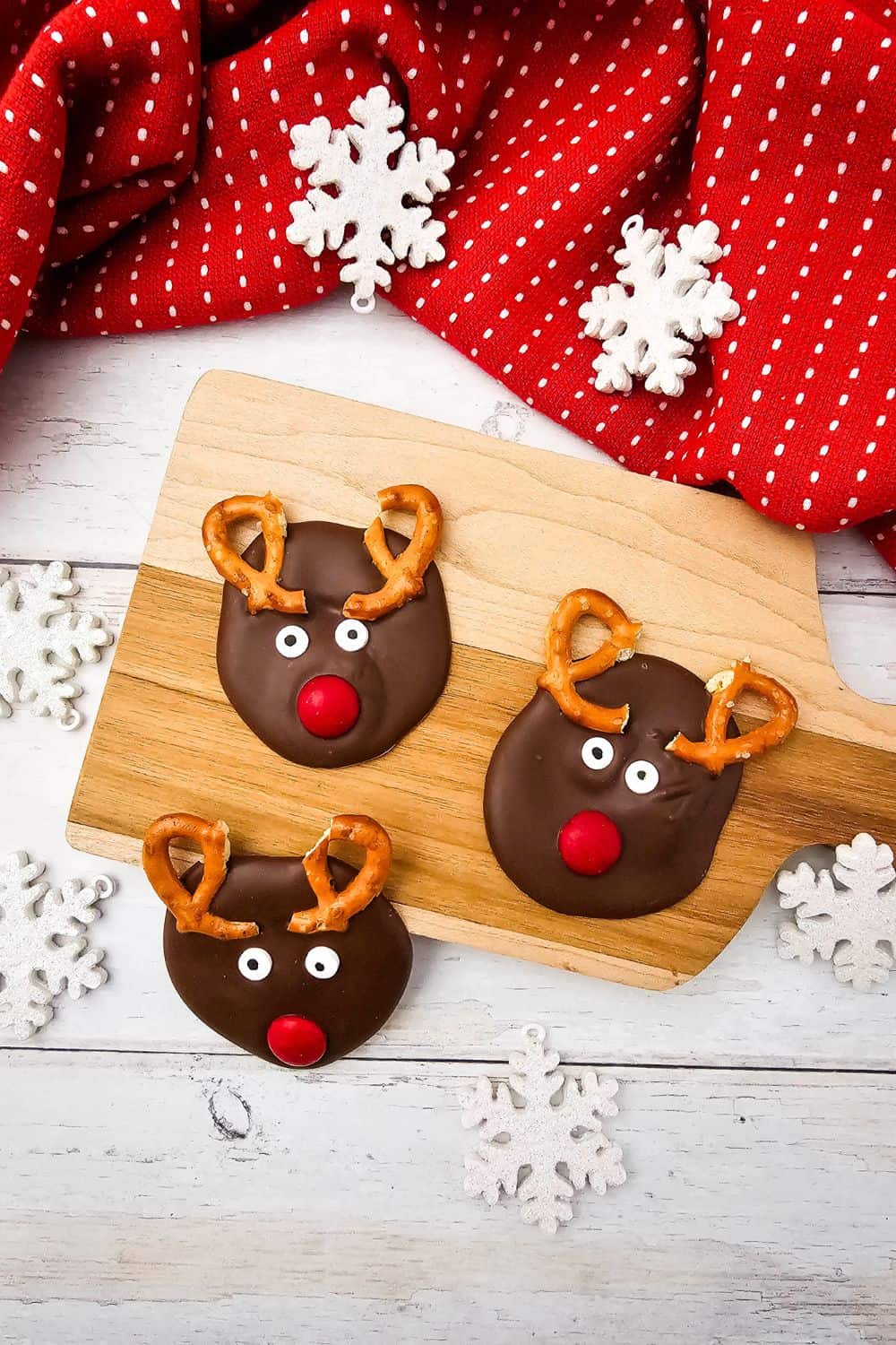 Rudolph the Red-Nosed Reindeer Chocolate Bark – The Cutest No-Bake Holiday Treat!